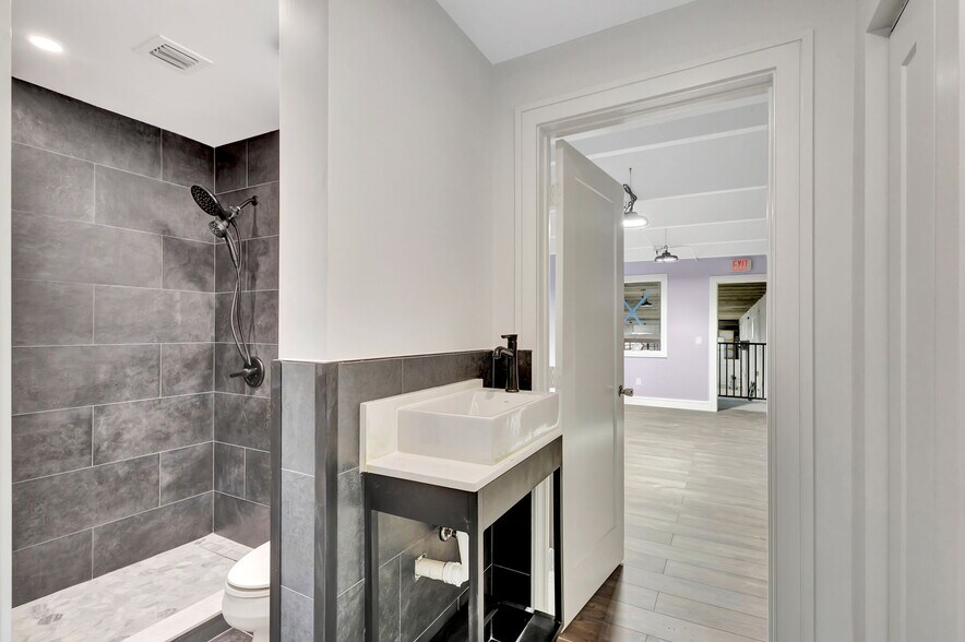 More Photos Of 7030 N Haverhill Rd, Riviera Beach Warehouse For Sale