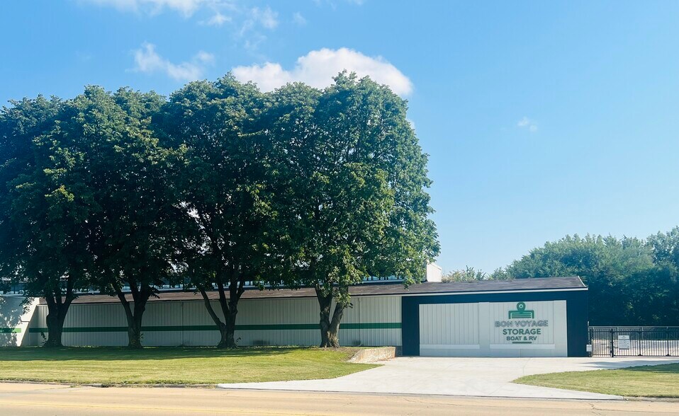 More Photos Of 825 W Walnut St, Oglesby Warehouse For Lease