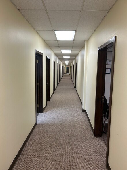 More Photos Of 15 Prestbury Sq, Newark Office For Lease