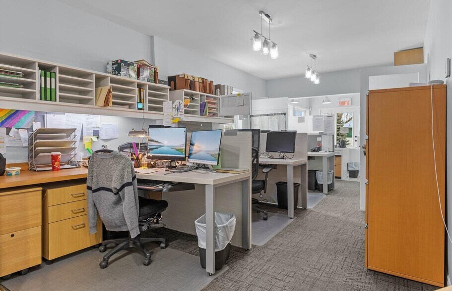 More Photos Of 122 Rue Jean-Talon, Saint-jean-sur-richelieu Storefront Retail Office For Sale
