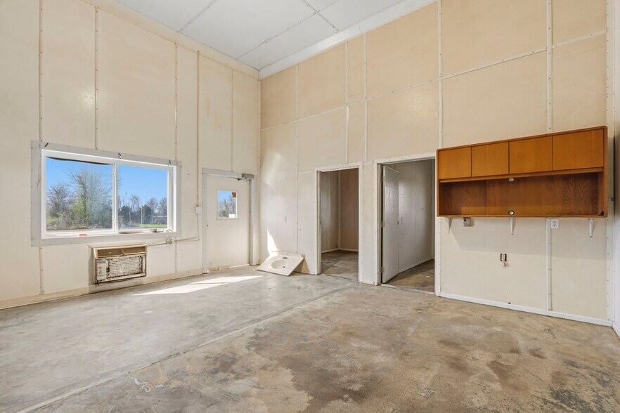 More Photos Of 306 SE Highway AA, Clinton Industrial For Sale