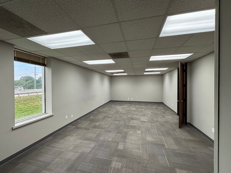 More Photos Of 2425 US Highway 41 N, Evansville Office For Lease