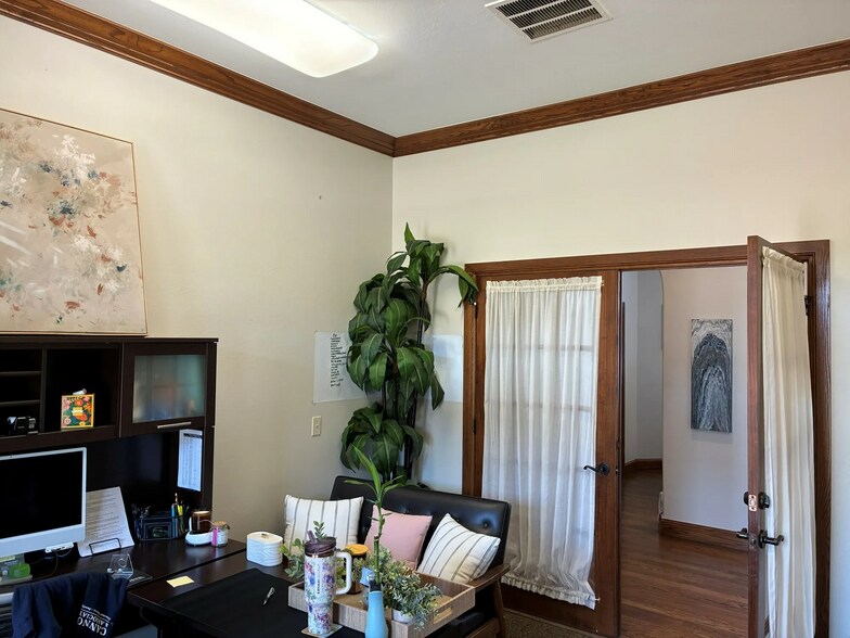 More Photos Of 1425 S Fretz Ave, Edmond Office For Sale