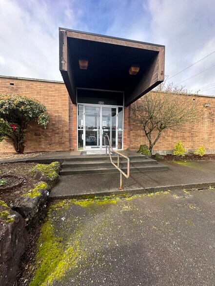 More Photos Of 315 S Michigan St, Aberdeen Office For Sale