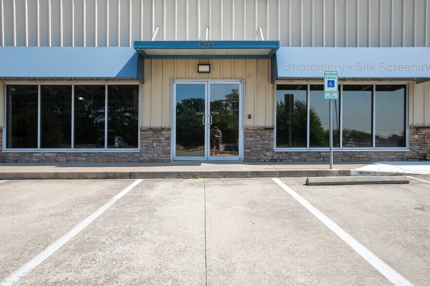 More Photos Of 4285 Hwy 31 W, Tyler Showroom For Lease