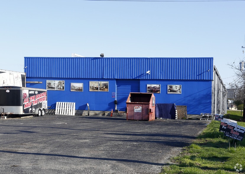 More Photos Of 4647 W 38th St, Indianapolis Freestanding For Lease