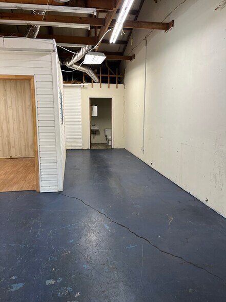 More Photos Of 992 W Park Dr, Anderson Manufacturing For Lease
