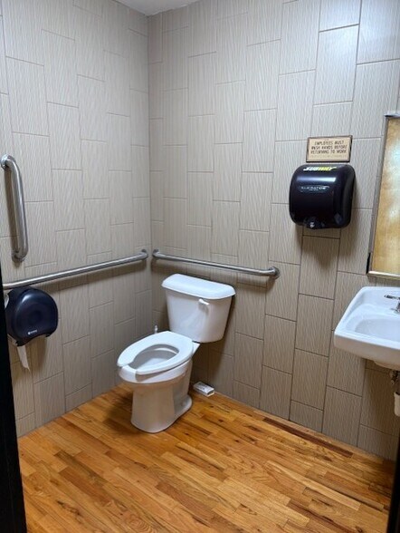 More Photos Of 122 S Main St, Lexington Freestanding For Lease