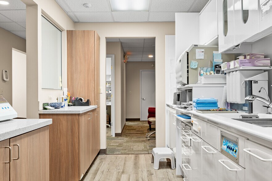 More Photos Of 131 Boston Post Rd, East Lyme Office For Lease