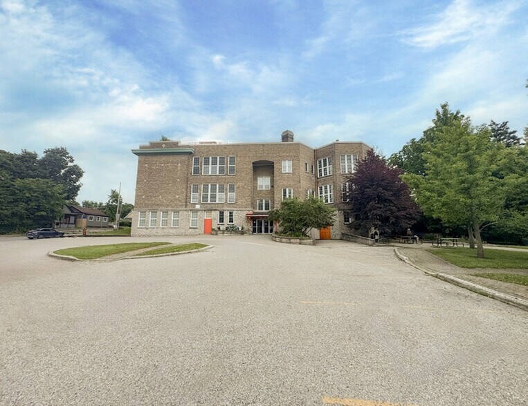More Photos Of 21 Wharncliffe Rd S, London Schools For Lease
