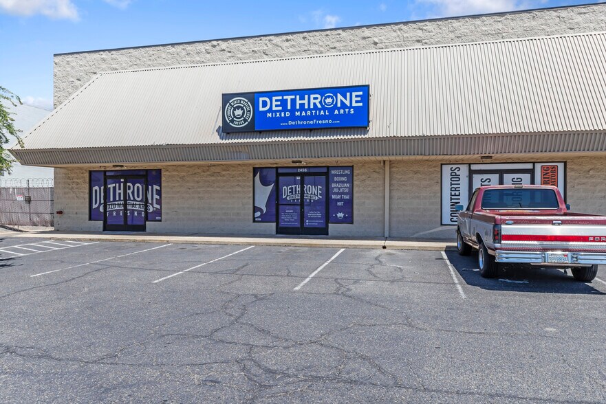 More Photos Of 2448-2452 N Clovis Ave, Fresno Showroom For Sale