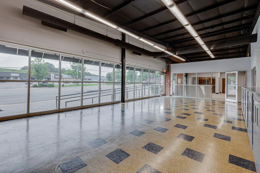 More Photos Of 211 N Pleasantburg Dr, Greenville Light Manufacturing For Sale