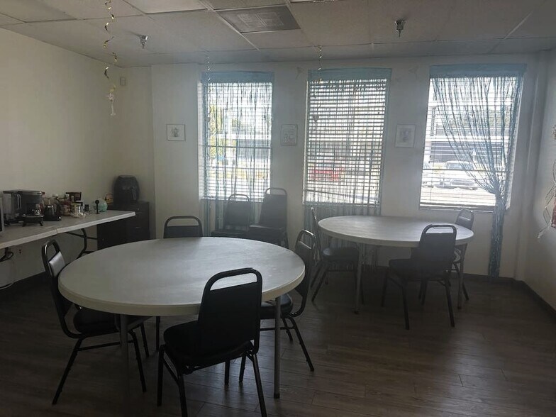 More Photos Of 4913 W Laurel St, Tampa Flex For Lease