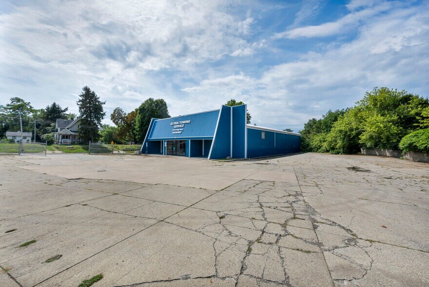 More Photos Of 215 W Bridge St, Elyria General Retail For Sale