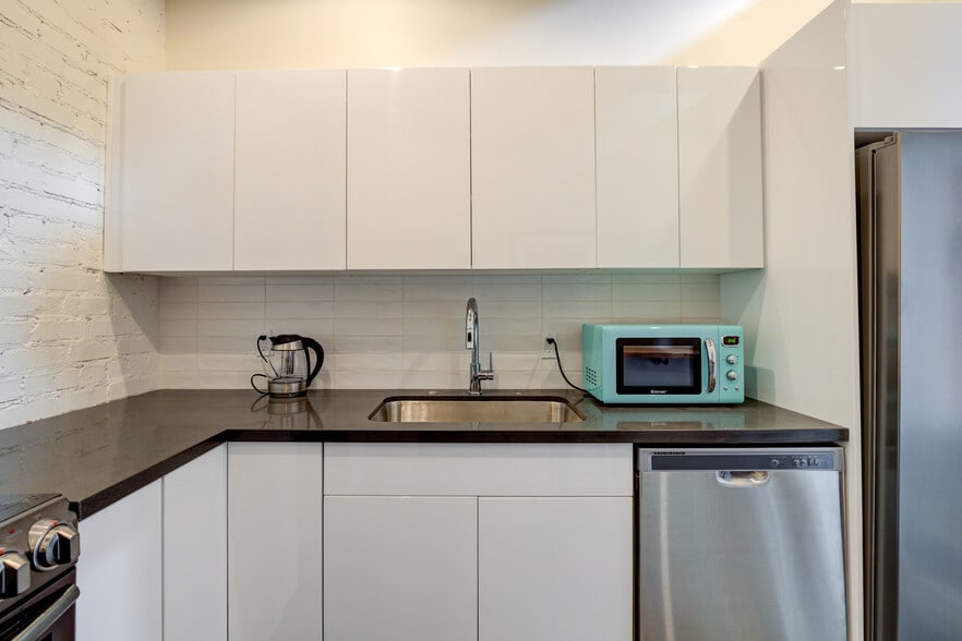 More Photos Of 2616 W Jefferson Blvd, Los Angeles Showroom For Sale