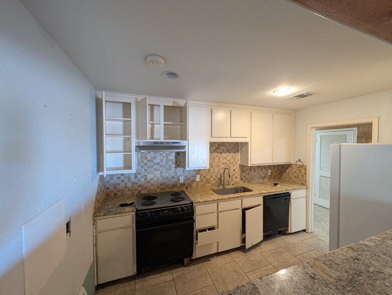 More Photos Of 6610 N State Highway 6, Waco Flex For Lease