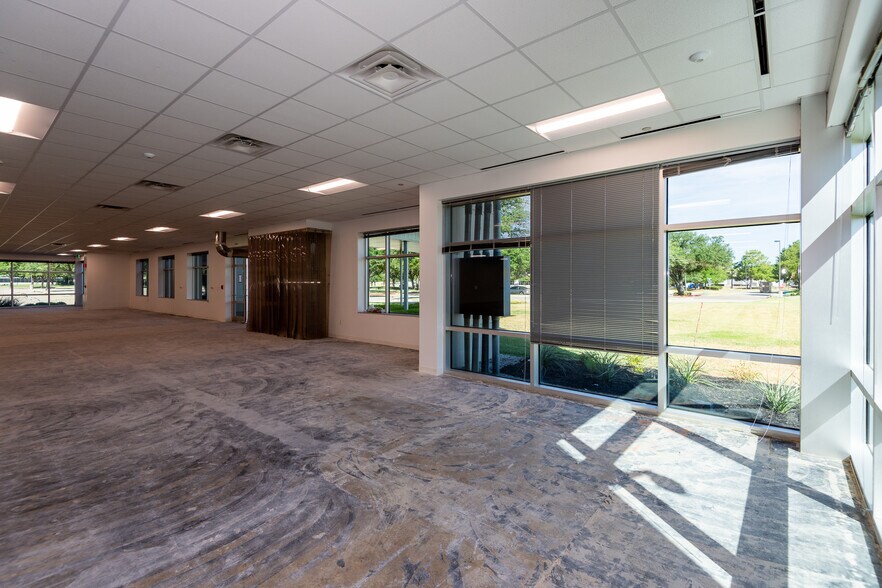 More Photos Of 8616 Freeport Pky, Irving Unknown For Lease