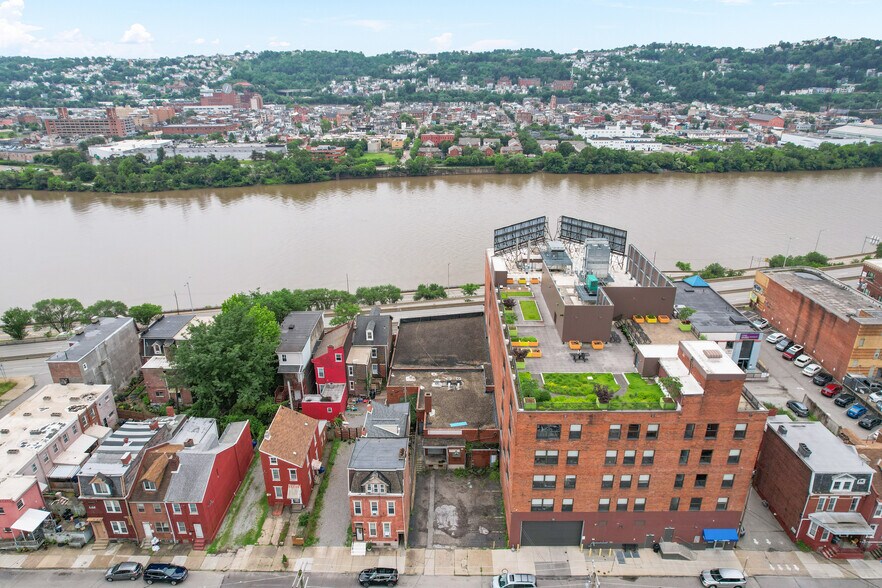 More Photos Of 1825 Boulevard of the Allies, Pittsburgh Showroom For Lease