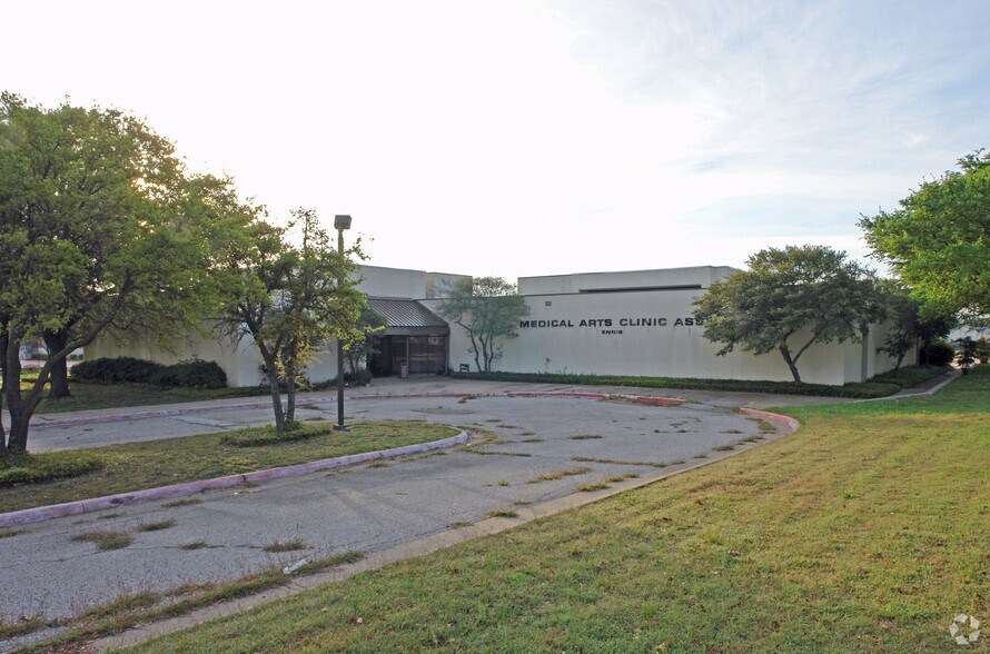 More Photos Of 800 S Chatfield St, Ennis Office For Sale