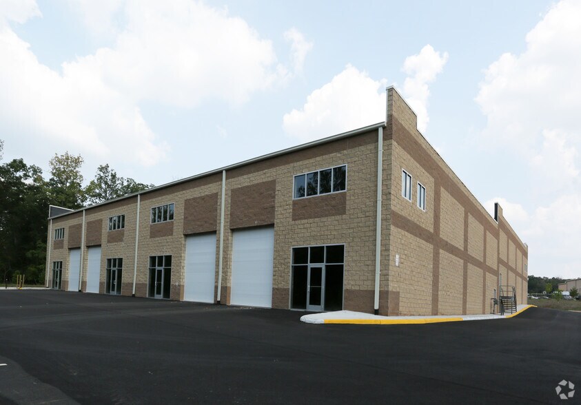 More Photos Of 23551 Pebble Run Pl, Dulles Town Center Showroom For Lease