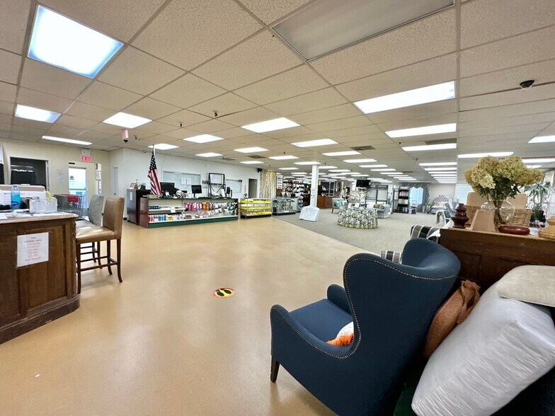 More Photos Of 219 S Service Rd, Plainview Warehouse For Lease