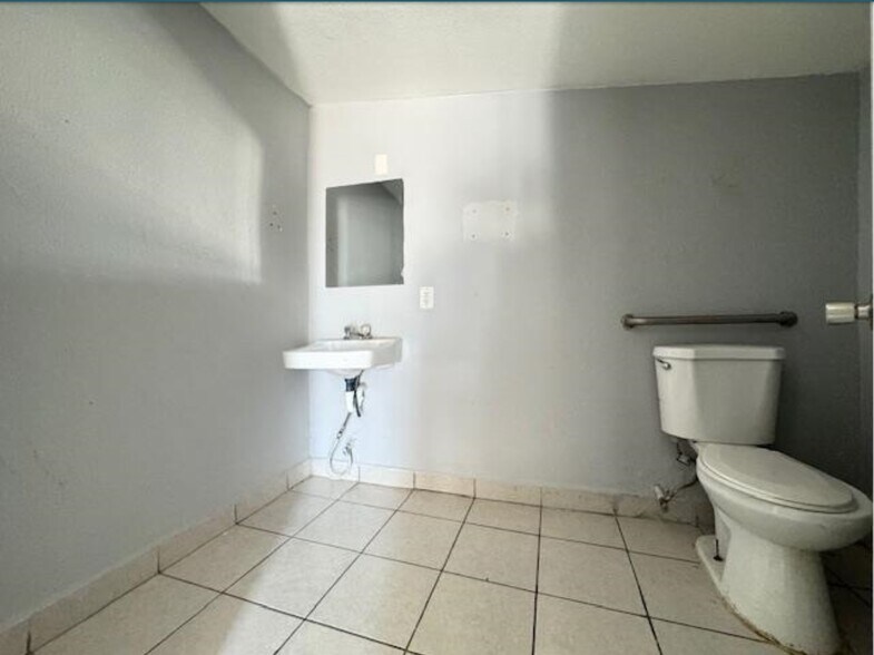 More Photos Of 3017 San Dario Ave, Laredo Auto Dealership For Lease