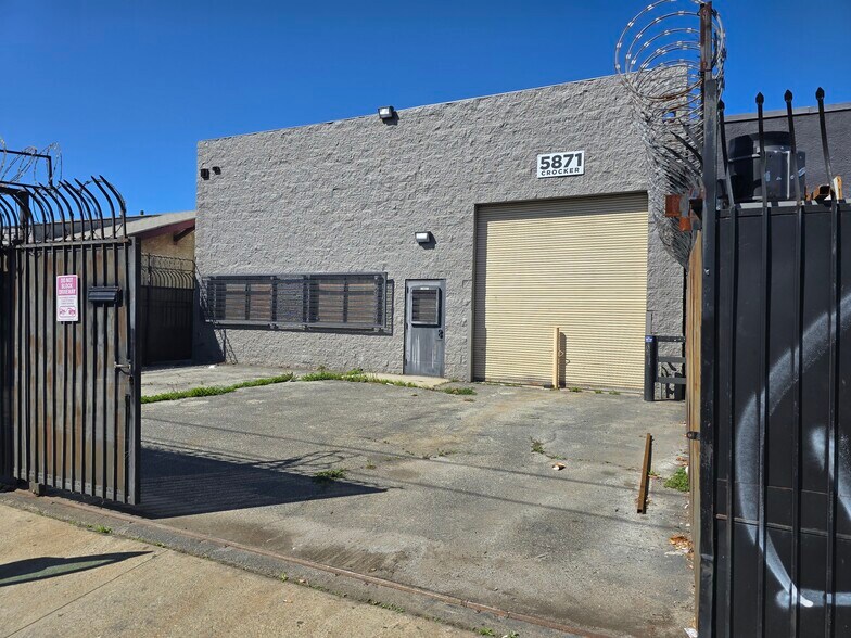 Primary Photo Of 5871 Crocker St, Los Angeles Manufacturing For Sale
