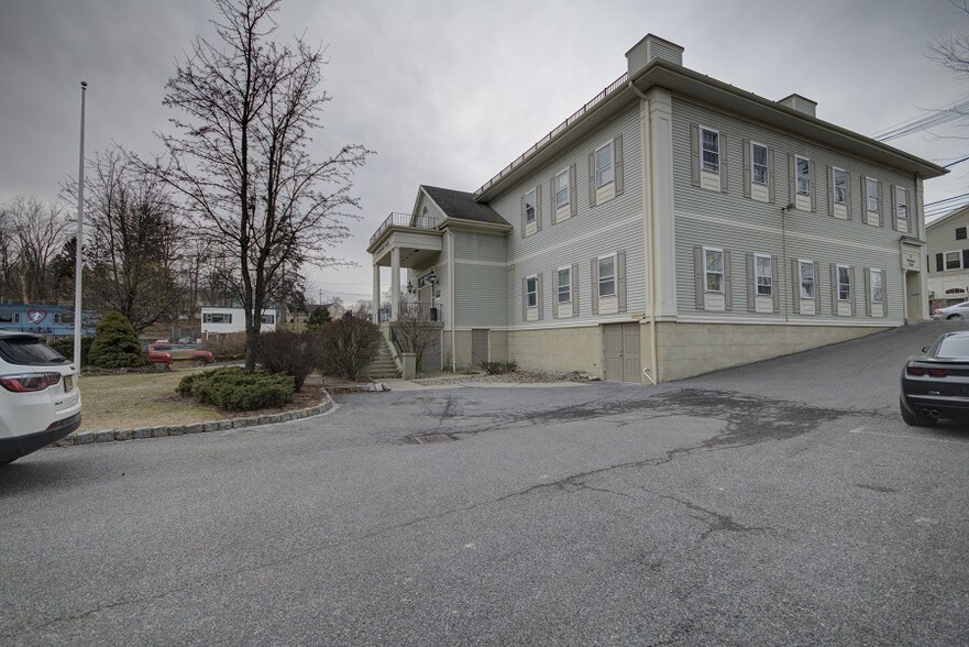 More Photos Of 17 Woodport Rd, Sparta Office For Lease