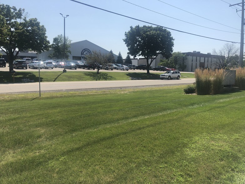More Photos Of 555 S Industrial Dr, Hartland Office For Lease
