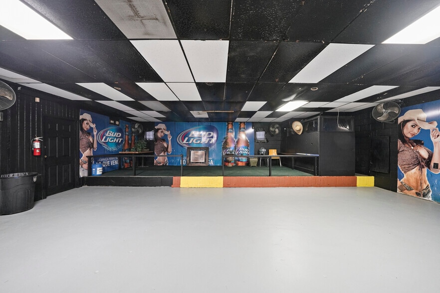 More Photos Of 200 S Frazier St, Conroe Bar For Sale
