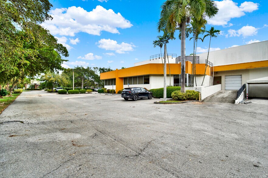 More Photos Of 8850 NW 20th St, Doral Light Manufacturing For Sale