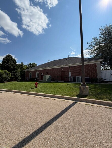 More Photos Of 2075 Blackberry Dr, Geneva Medical For Lease