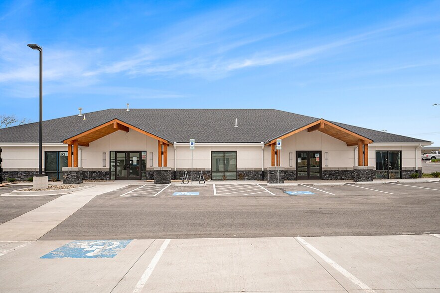 More Photos Of 9361-9369 W 75th St, Overland Park Office For Lease