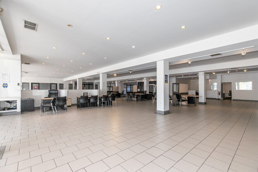 More Photos Of 56-15 Northern Blvd, Woodside Showroom For Sale