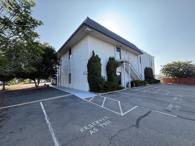 More Photos Of 7979-7989 Vickers St, San Diego Flex For Lease