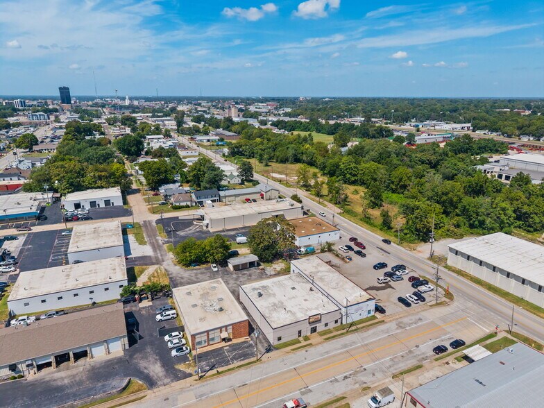 More Photos Of 311 N Waverly Ave, Springfield Warehouse For Lease