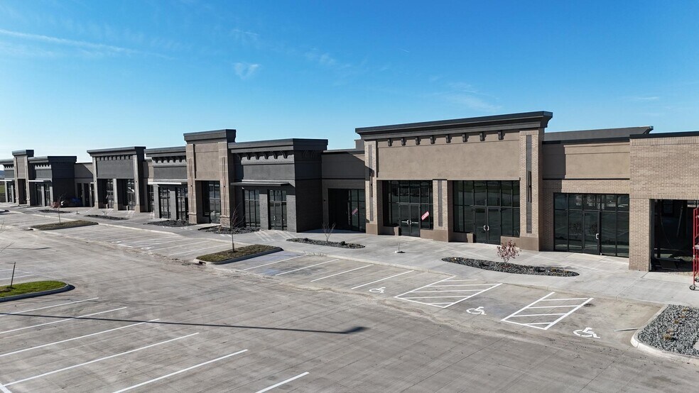 More Photos Of Grand Prairie PKWY, Waukee Restaurant For Lease
