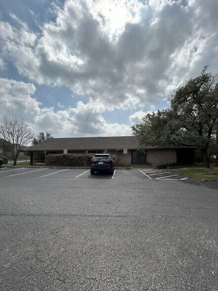 More Photos Of 2525 Wallingwood Dr, Austin Medical For Lease