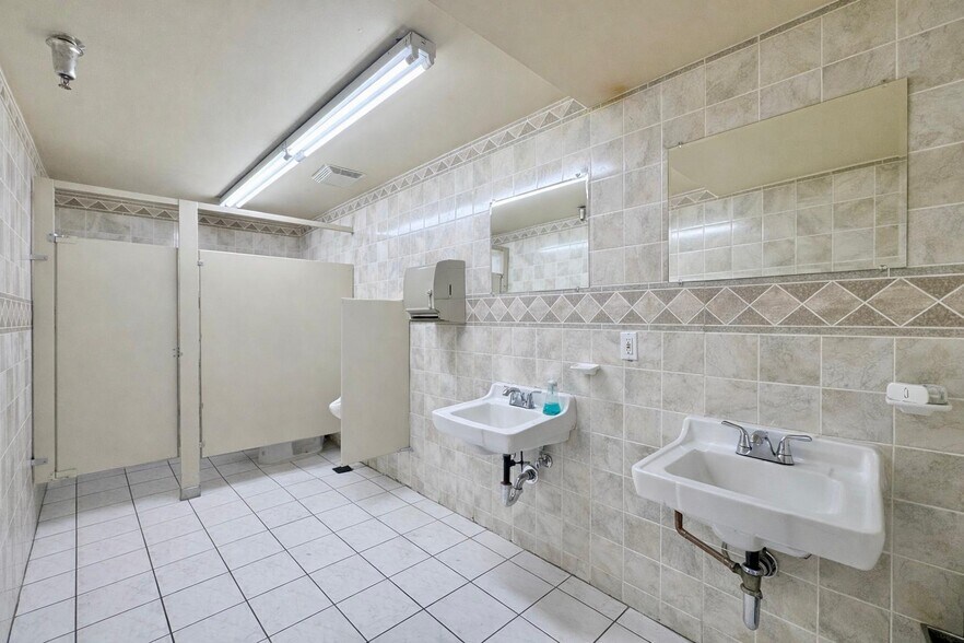 More Photos Of 1005 E Orangethorpe Ave, Anaheim Warehouse For Sale