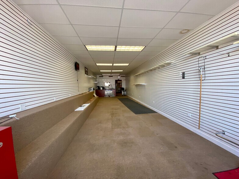 More Photos Of 262-266 E Park Ave, Long Beach Storefront For Lease
