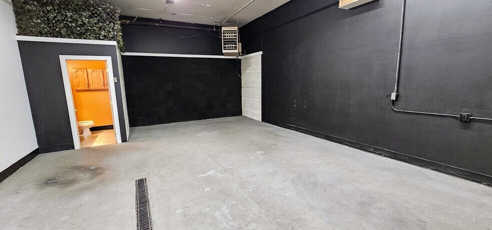 More Photos Of 3907 3A St NE, Calgary Showroom For Lease