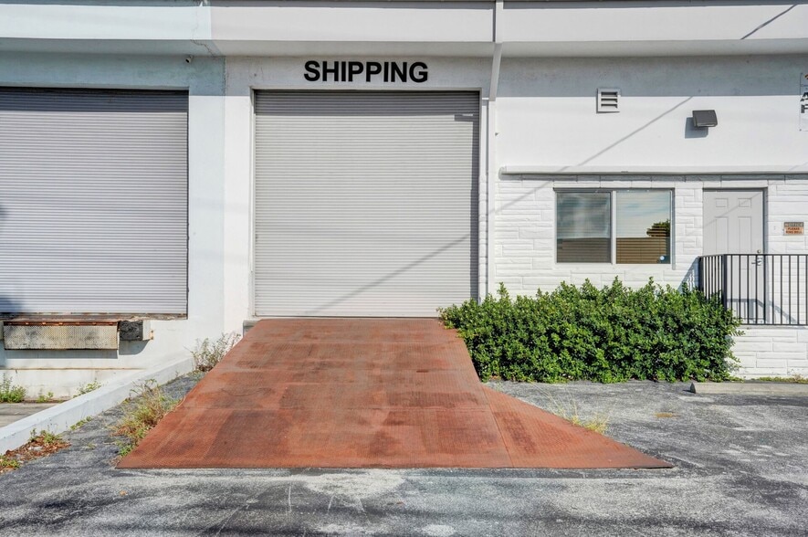 More Photos Of 2521 NE 4th Ave, Pompano Beach Flex For Lease