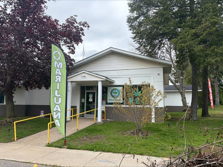 More Photos Of 222 S Maple St, Fennville Office For Sale