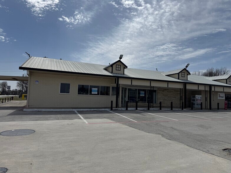 More Photos Of 430 J M Lindsay Blvd, Lindsay Freestanding For Lease