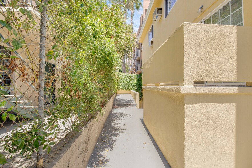 More Photos Of 939 Larrabee St, West Hollywood Apartments For Sale