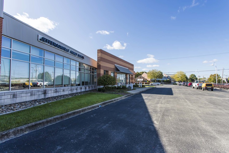 More Photos Of 900 Spring St, Jeffersonville Medical For Lease