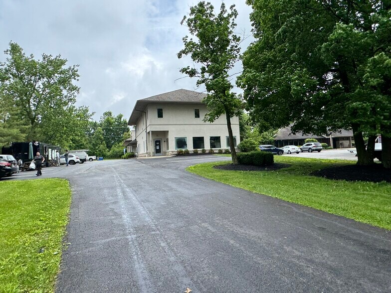 More Photos Of 171 Green Meadows Dr S, Lewis Center Office Residential For Sale