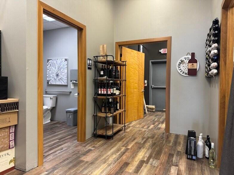 More Photos Of 720 S Highline Pl, Sioux Falls General Retail For Lease