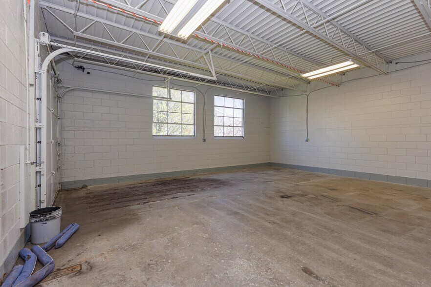 More Photos Of 5513 N Oxford St, Indianapolis Showroom For Lease