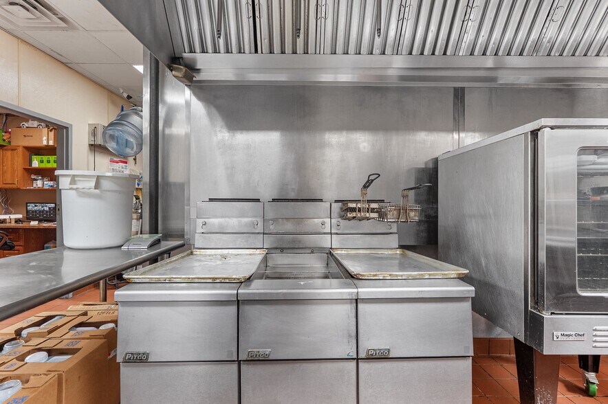 More Photos Of 850 Kepler Dr, Green Bay Restaurant For Sale